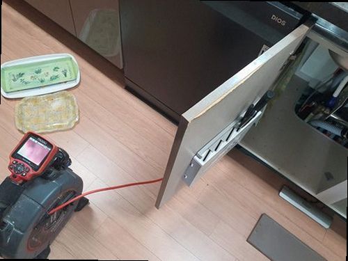 사하구 하수구막힘 배관 내부 점검과 배수 흐름 확인을 위한 작업 장면