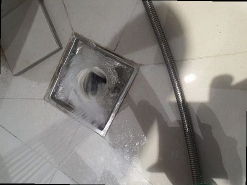 사하구 괴정4동 하수구막힘 배관 세척 후 물 흐름을 확인하는 과정