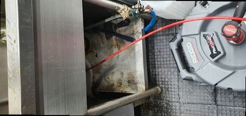 사하구 신평2동 하수구막힘 배관 내부 상태를 확인하는 현장 점검 모습
