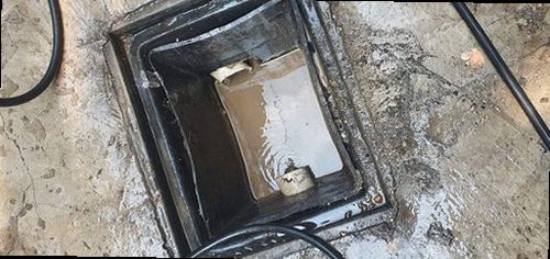사하구 구평동 하수구막힘 배수구 내부와 주변 상태를 확인하는 현장 점검 모습